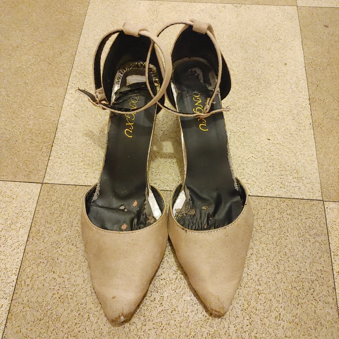 レディース　パンプス　中古　はき古し　グレー　靴　売り子　着用済み　使用済 レディースの靴/シューズ(ハイヒール/パンプス)の商品写真