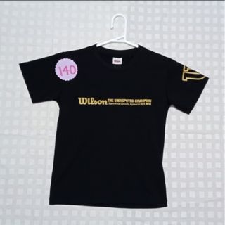 ウィルソン(wilson)の140★美品★WILSONプリントＴシャツ★ブラック×ゴールド★サイズアップ★(Tシャツ/カットソー)