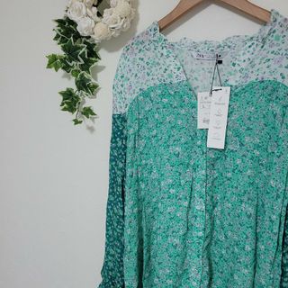 ザラ(ZARA)の【新品】ZARA ザラ シャツ ブラウス 長袖 花柄 グリーン L(シャツ/ブラウス(長袖/七分))