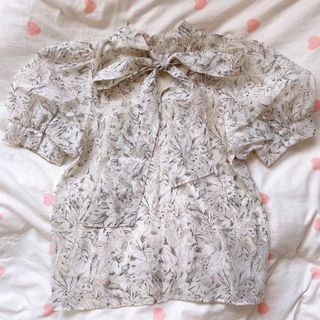 イング(INGNI)のINGNI 花柄シアー2WAYリボン／ブラウス 半袖 イング ホワイト 白色(シャツ/ブラウス(半袖/袖なし))