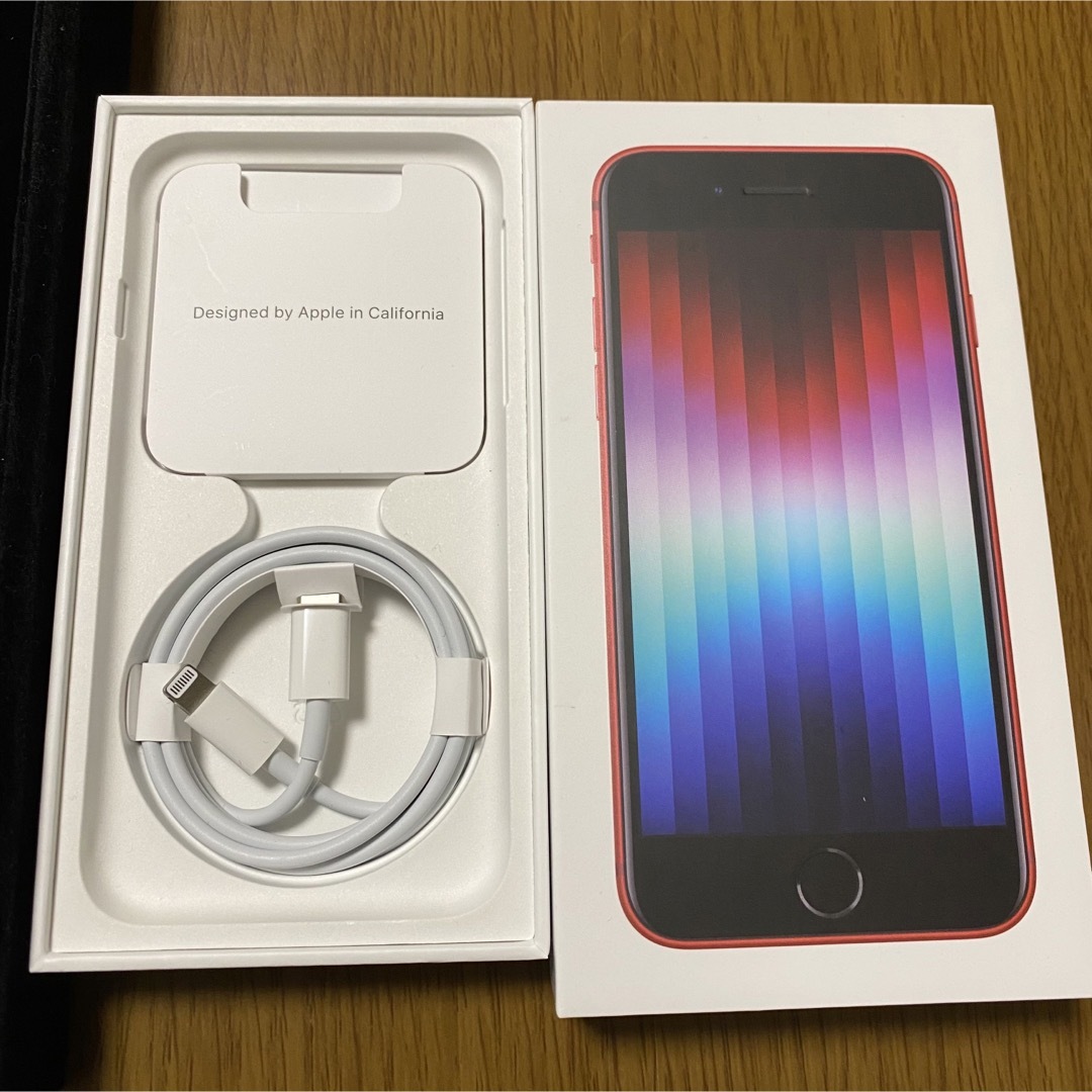 iPhone(アイフォーン)のiPhoneSE 第3世代 64GB レッド　SIMロック解除済み　美品 スマホ/家電/カメラのスマートフォン/携帯電話(スマートフォン本体)の商品写真