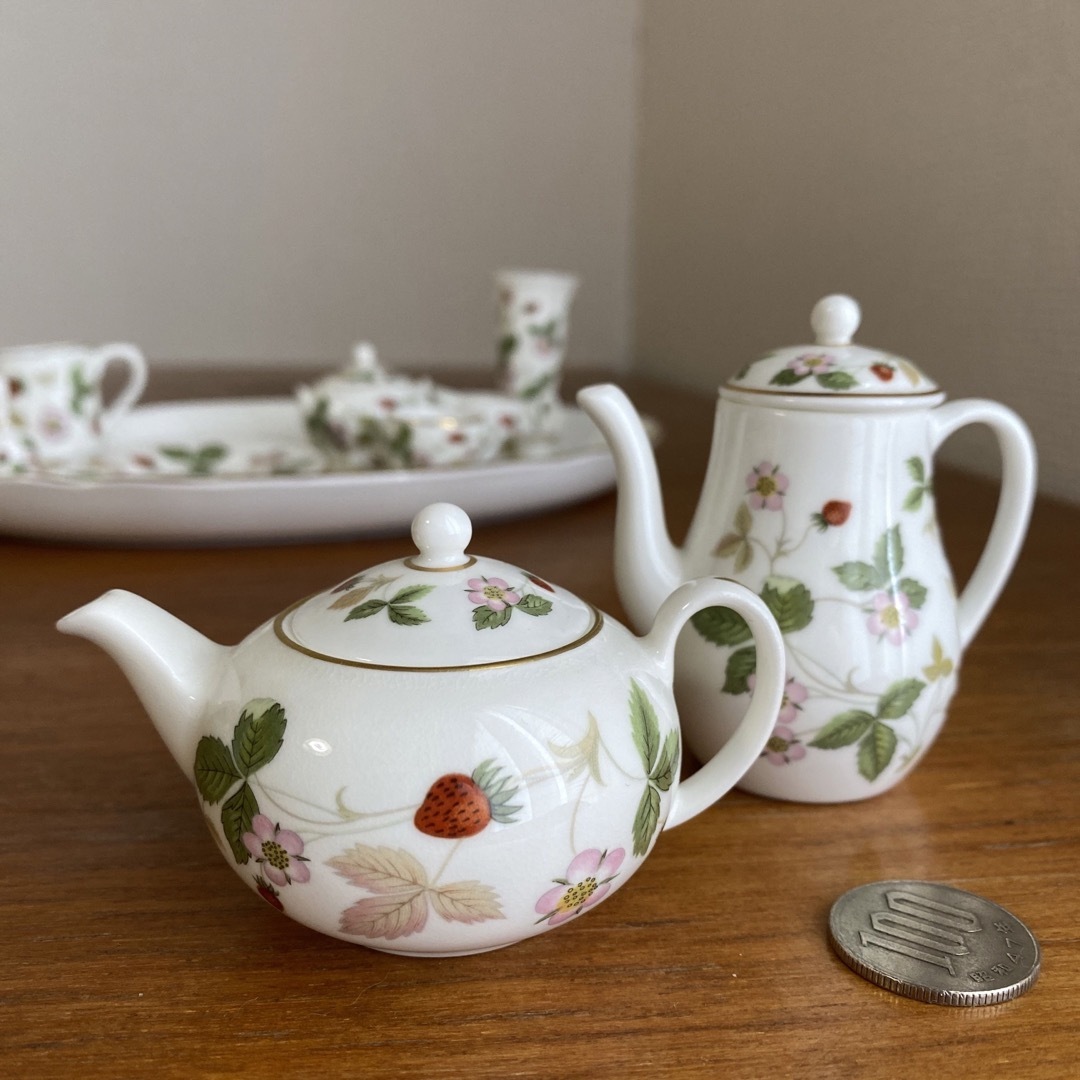 WEDGWOOD(ウェッジウッド)のウェッジウッド ワイルドストロベリー　ミニチュア　ティーセット　コーヒーセット インテリア/住まい/日用品のインテリア小物(置物)の商品写真