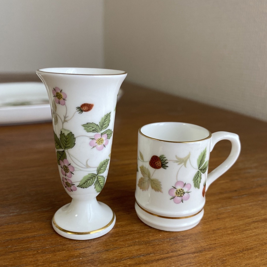 WEDGWOOD(ウェッジウッド)のウェッジウッド ワイルドストロベリー　ミニチュア　ティーセット　コーヒーセット インテリア/住まい/日用品のインテリア小物(置物)の商品写真