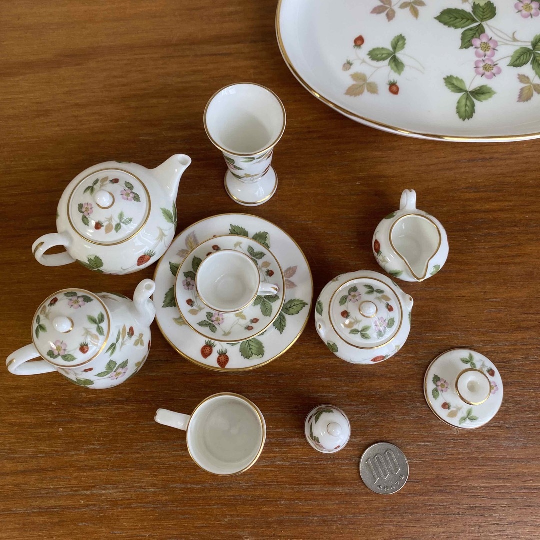 WEDGWOOD(ウェッジウッド)のウェッジウッド ワイルドストロベリー　ミニチュア　ティーセット　コーヒーセット インテリア/住まい/日用品のインテリア小物(置物)の商品写真