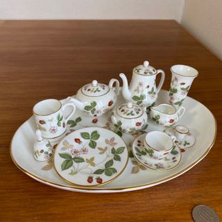 ウェッジウッド(WEDGWOOD)のウェッジウッド ワイルドストロベリー　ミニチュア　ティーセット　コーヒーセット(置物)