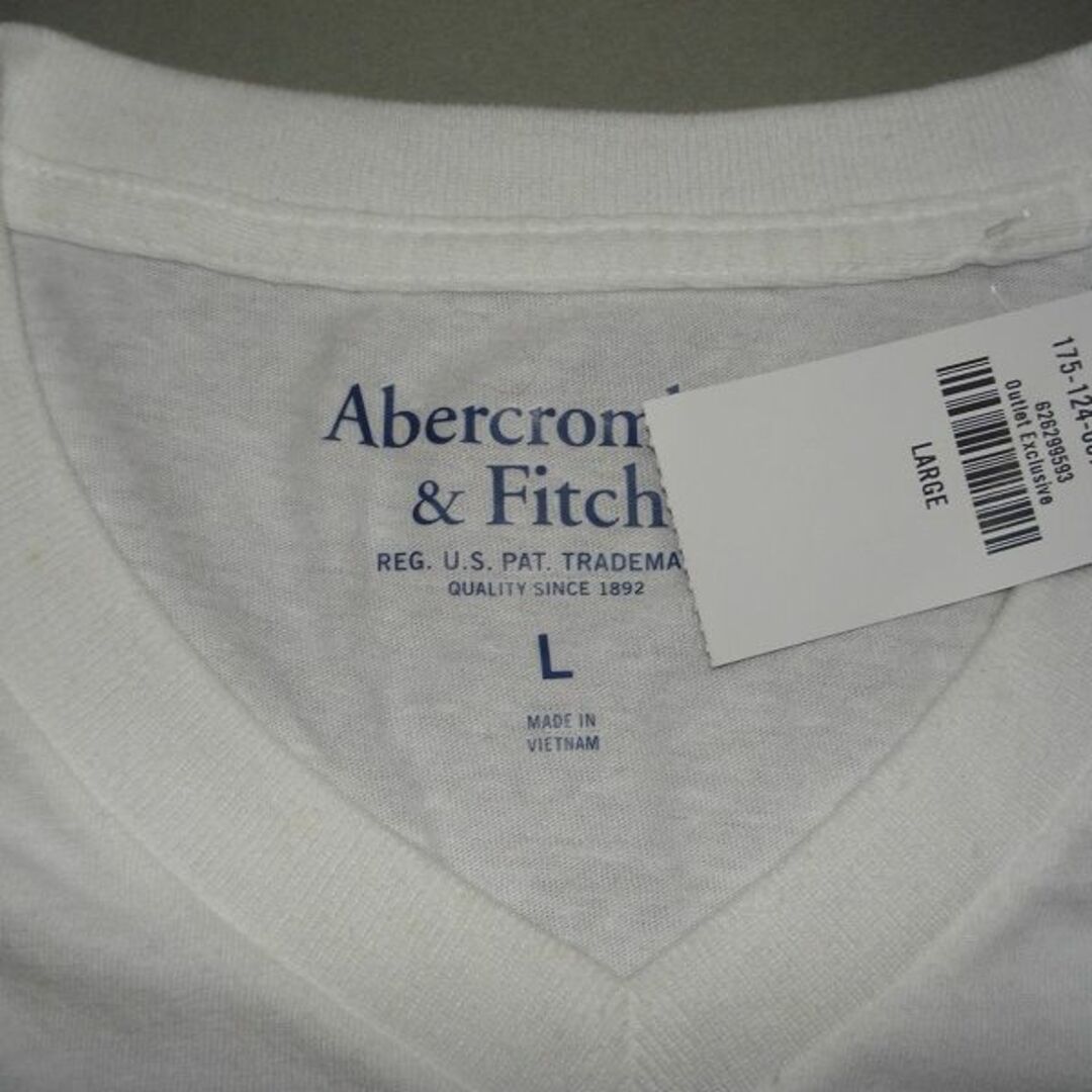 Abercrombie&Fitch(アバクロンビーアンドフィッチ)のアバクロンビー　アバクロンビー　かっこよく爽やかな　白VネックTシャツ　サイズL メンズのトップス(Tシャツ/カットソー(半袖/袖なし))の商品写真