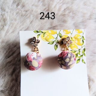 243 ハンドメイド　ピアス　ジルコニア　花(ピアス)
