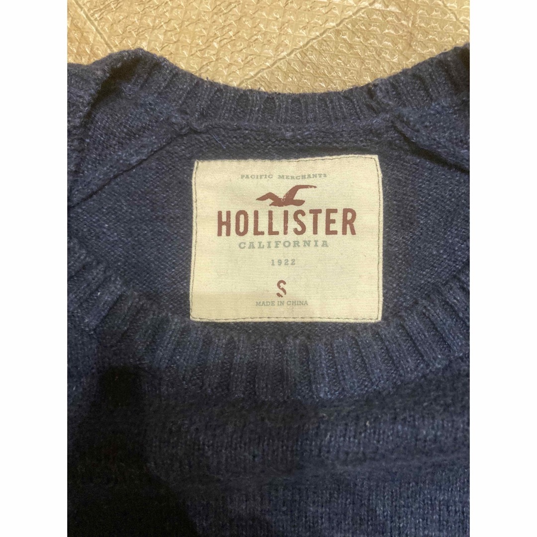 Hollister(ホリスター)の値下げ！1000円で！！ホリスター　Hollister セーター　Sサイズ　紺色 メンズのトップス(Tシャツ/カットソー(七分/長袖))の商品写真