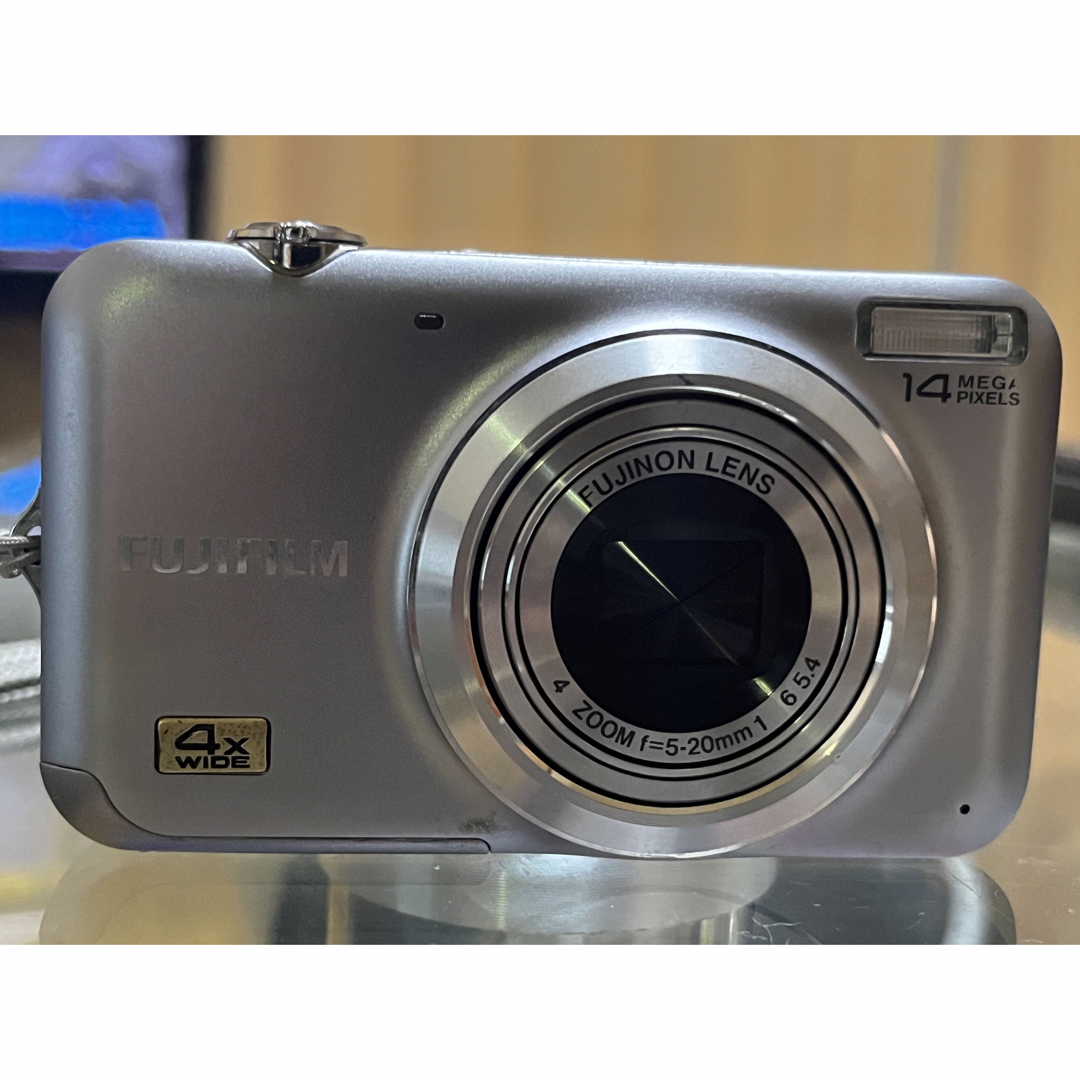 富士フイルム(フジフイルム)のFUJIFILM FinePix JX180 シルバー コンパクトデジタルカメラ スマホ/家電/カメラのカメラ(コンパクトデジタルカメラ)の商品写真