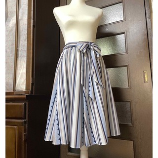 トッコクローゼット(TOCCO closet)のtocco closet ブルー系ストライプスカート(ひざ丈スカート)