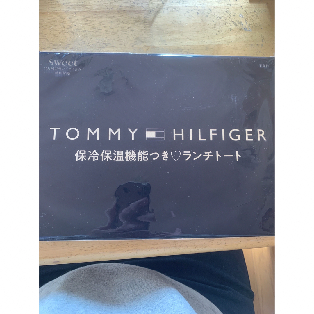 TOMMY HILFIGER(トミーヒルフィガー)のsweet 11月号付録 トミー ヒルフィガー 保冷保温機能付きランチバッグ レディースのバッグ(トートバッグ)の商品写真