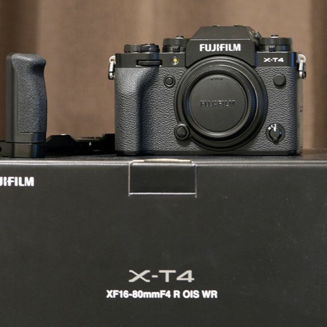 スマホ/家電/カメラFUJIFILM X-T4 ボディ + L型グリップ + BC-W235 付き