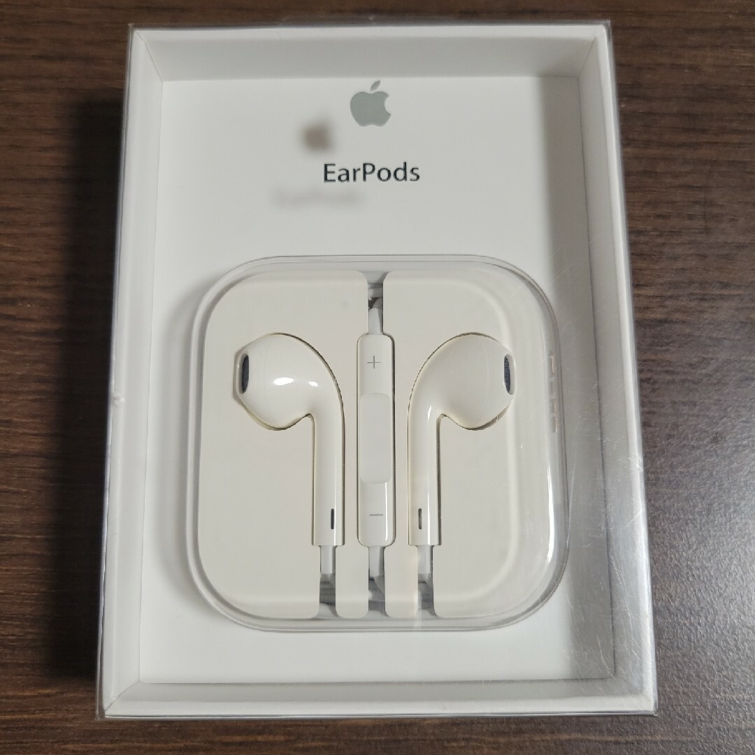 APPLE イヤホン MD827FE/A 新品未使用未開封 スマホ/家電/カメラのオーディオ機器(ヘッドフォン/イヤフォン)の商品写真