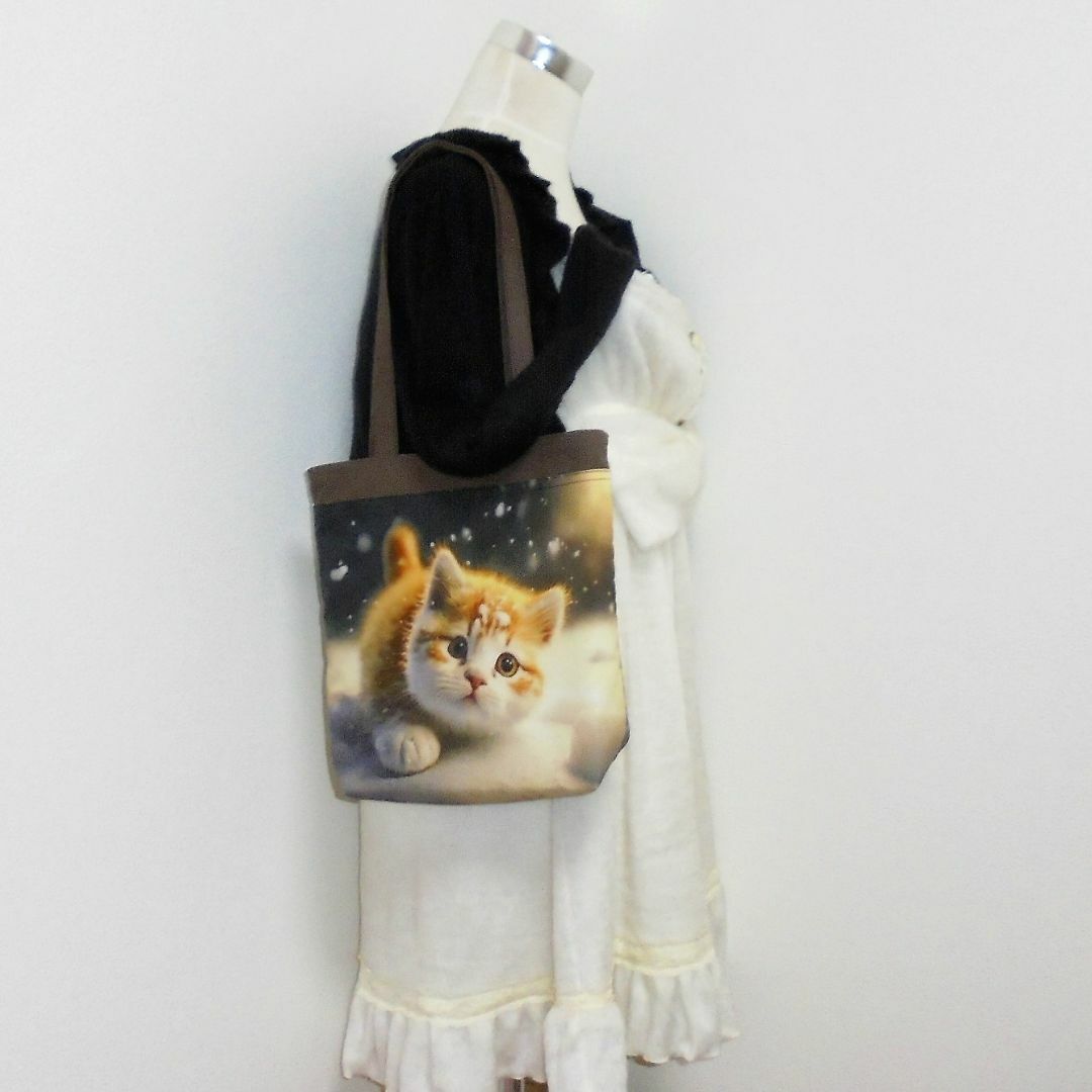 ◆まんまる茶白の子猫×茶地◆両面同柄◆トートバッグ【中】 ハンドメイドのファッション小物(バッグ)の商品写真