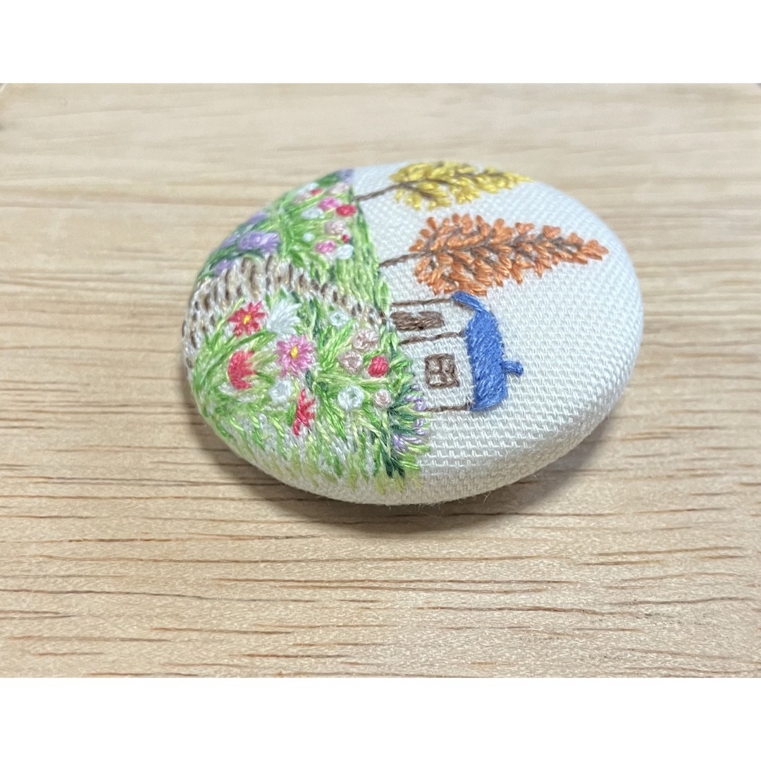 【B346】秋のフラワーガーデン刺繍ブローチ くるみボタン ハンドメイド 花