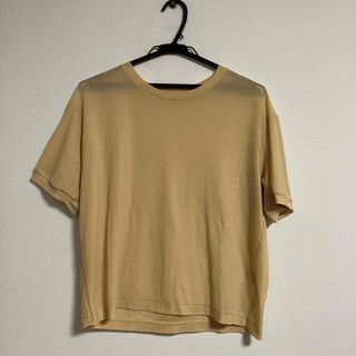 ユニクロ(UNIQLO)のUNIQLO ユニクロ 薄めの黄色 トップス(Tシャツ(半袖/袖なし))