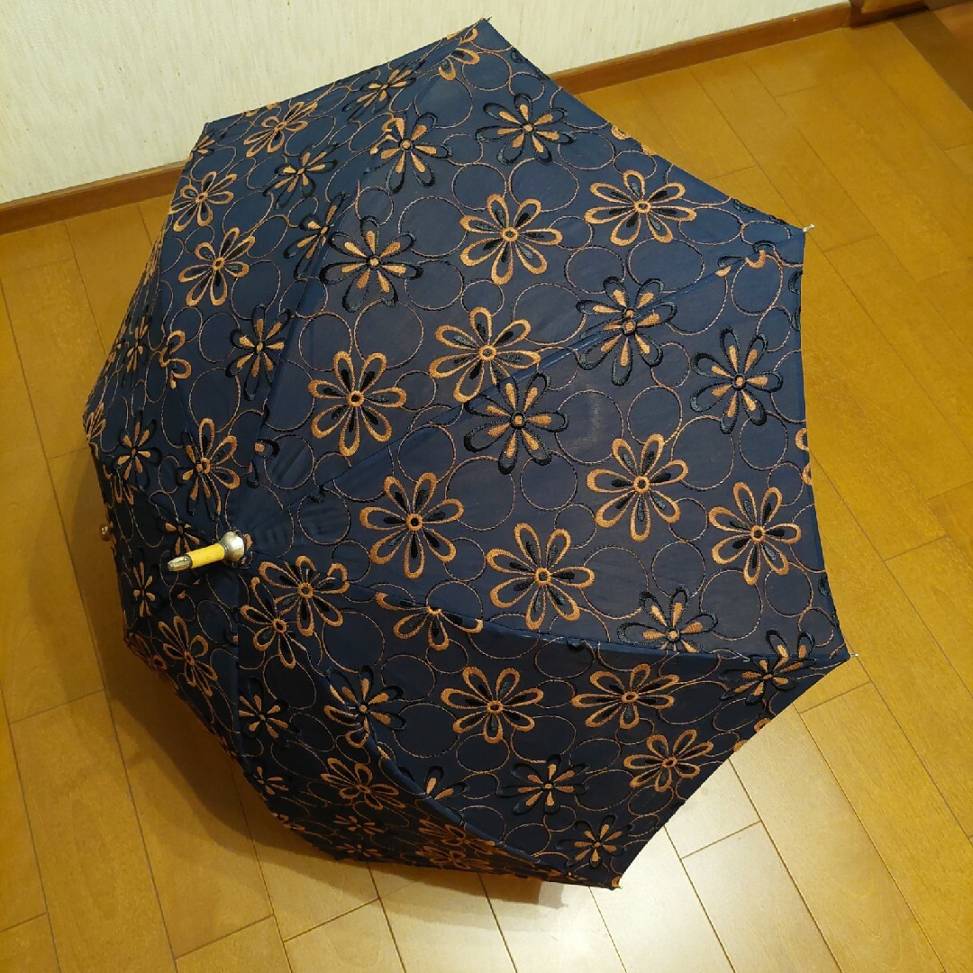 極美品　刺繍　パラソル　ネイビー❌キャメル レディースのファッション小物(傘)の商品写真