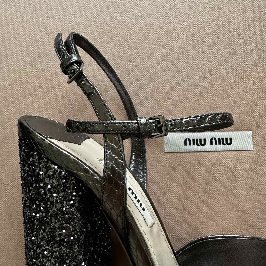 36 miumiu グリッターサンダル