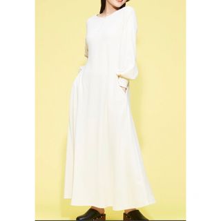 フォーエバートゥエンティーワン(FOREVER 21)のバックオープンカットフレアワンピース・アイボリー・FOREVER21(ロングワンピース/マキシワンピース)