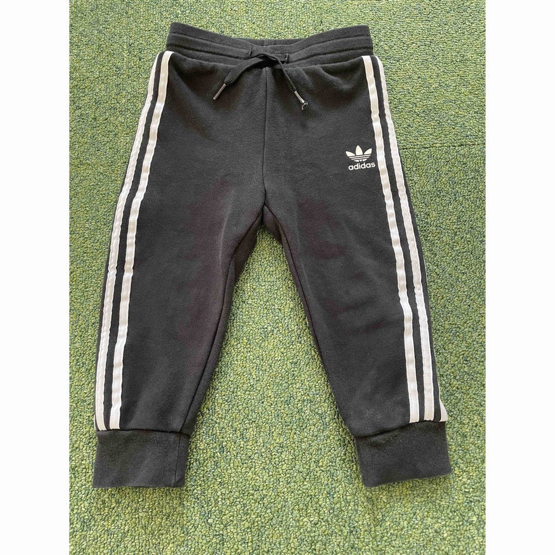 adidas(アディダス)のadidasパンツ　90センチ キッズ/ベビー/マタニティのキッズ服男の子用(90cm~)(パンツ/スパッツ)の商品写真