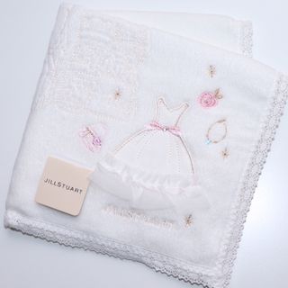 ジルスチュアート(JILLSTUART)の❤新品タグ付き ジルスチュアート タオルハンカチ【ドレス柄】ホワイト❤(ハンカチ)