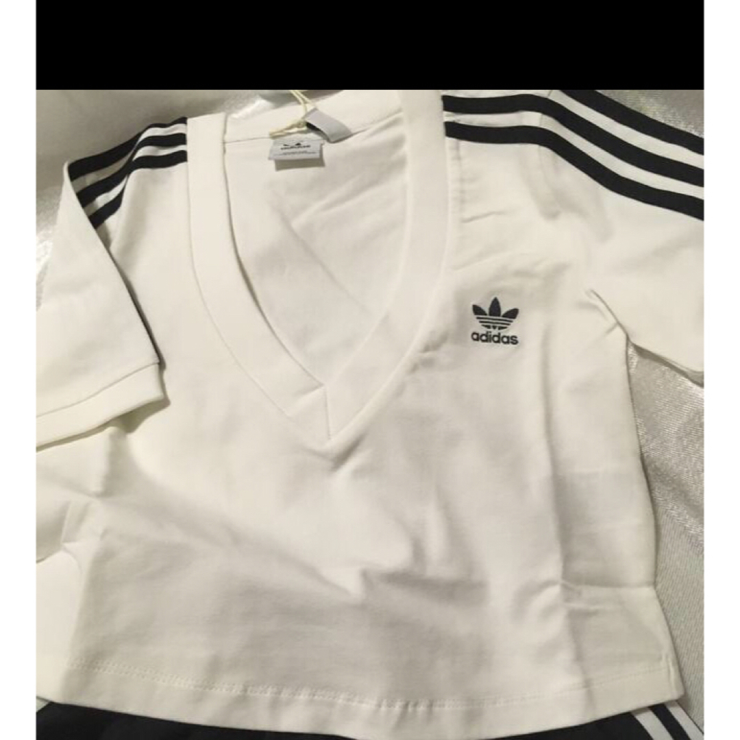 adidas(アディダス)のアディダス　VカットTシャツ レディースのトップス(Tシャツ(半袖/袖なし))の商品写真