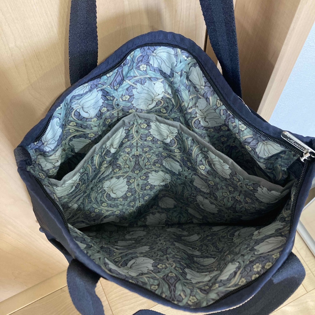 LeSportsac(レスポートサック)のレスポートサック  ミッドナイトピンパーネル レディースのバッグ(リュック/バックパック)の商品写真