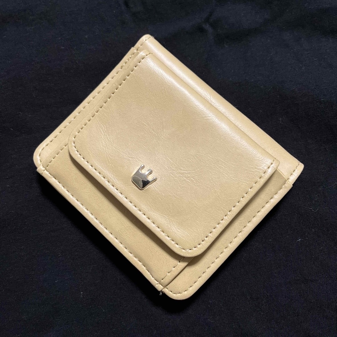 2つ折りベージュの財布 レディースのファッション小物(財布)の商品写真