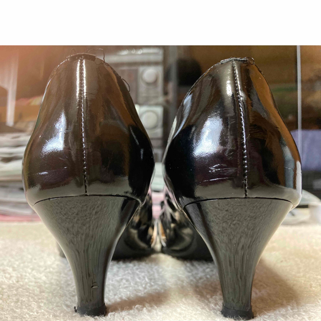 POOL SIDE(プールサイド)の美品　プールサイド エナメル オープントゥ リボン ビジュー パンプス ブラック レディースの靴/シューズ(ハイヒール/パンプス)の商品写真