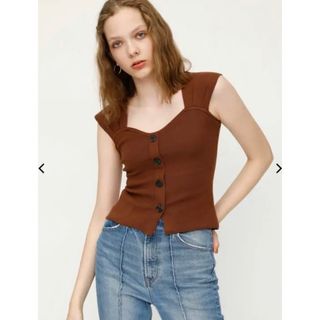 スライ(SLY)のFRONT BUTTON KNIT TOPS 茶色(カットソー(半袖/袖なし))