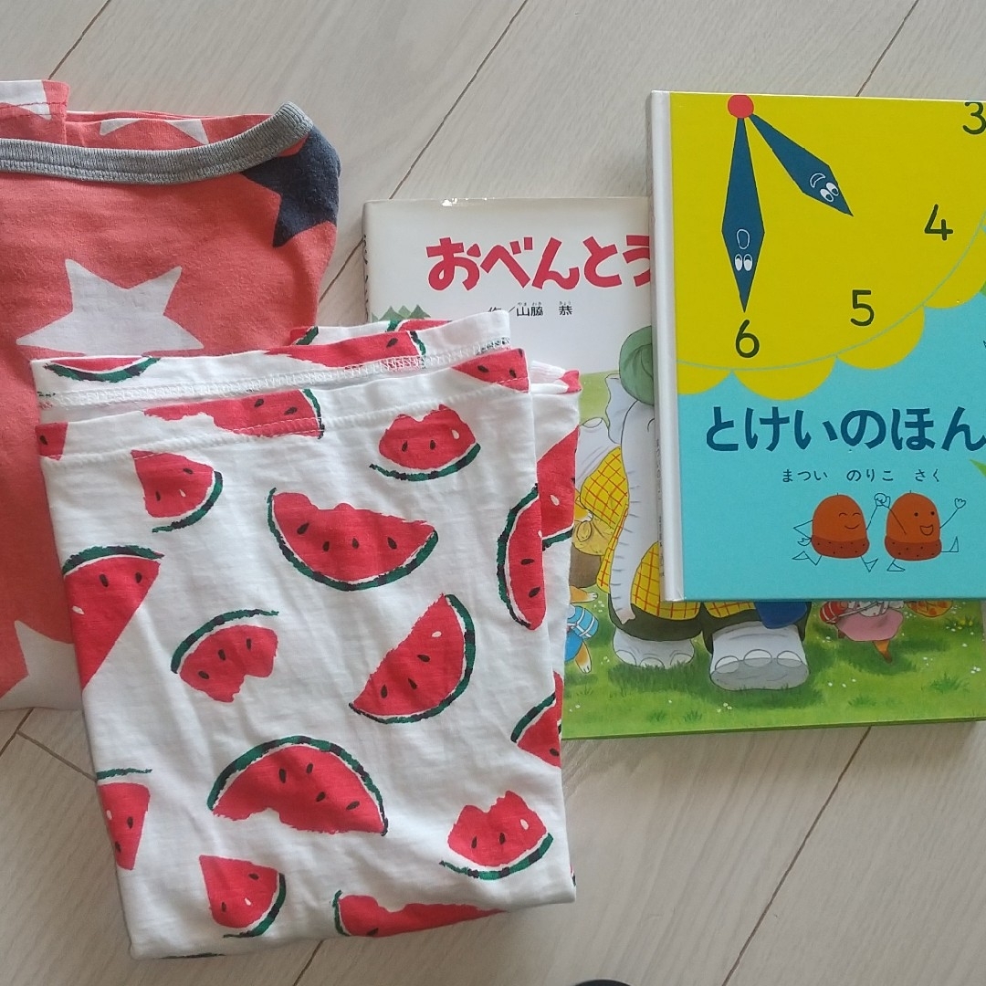 絵本と子供服のセット キッズ/ベビー/マタニティのキッズ服女の子用(90cm~)(Tシャツ/カットソー)の商品写真