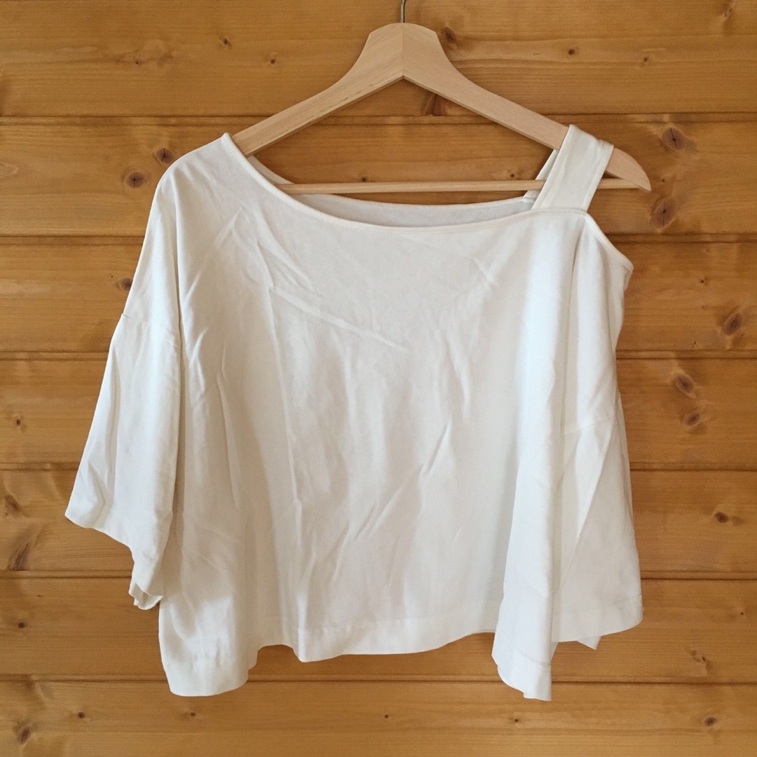 JEANASIS(ジーナシス)の●ジーナシス　デザイン　カットソー　Tシャツ　　肩出し 　フリーサイズ 　 レディースのトップス(Tシャツ(半袖/袖なし))の商品写真