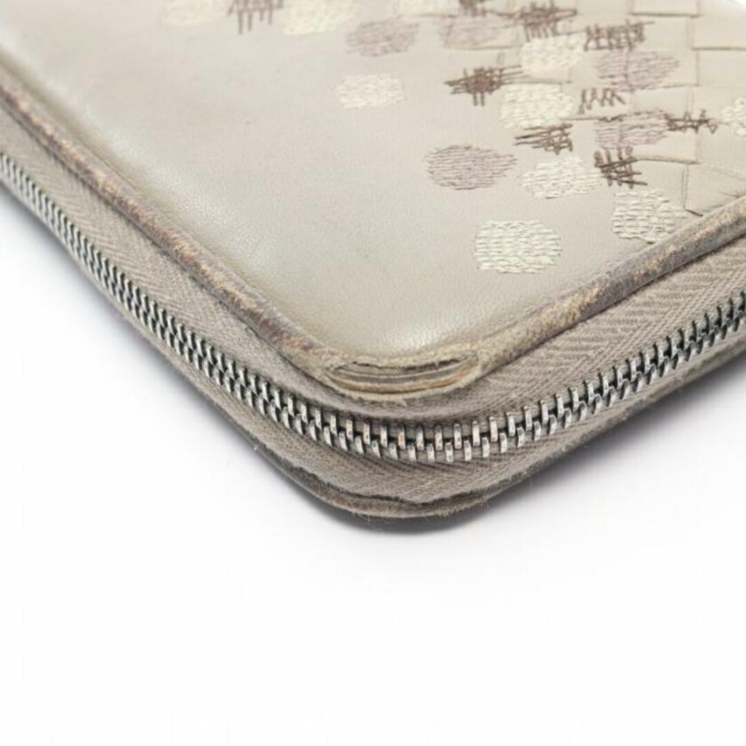 イントレチャート ラウンドファスナー長財布 レザー グレーベージュ 刺繍