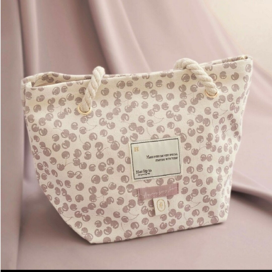 Her lip to(ハーリップトゥ)のHerlipto HLT Cherry Tote Bag レディースのバッグ(トートバッグ)の商品写真