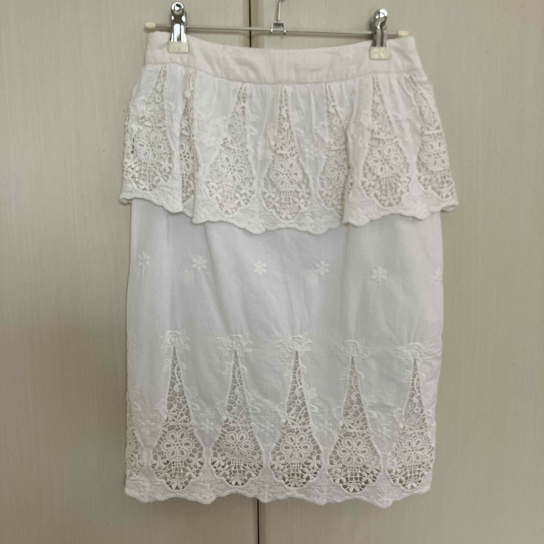 BORNY(ボルニー)のレディース　膝丈　スカート　刺繍 レディースのスカート(ひざ丈スカート)の商品写真
