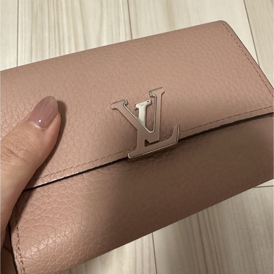 LOUIS VUITTON(ルイヴィトン)のヴィトン　ポルトフォイユ・カプシーヌ　コンパクト　財布 レディースのファッション小物(財布)の商品写真