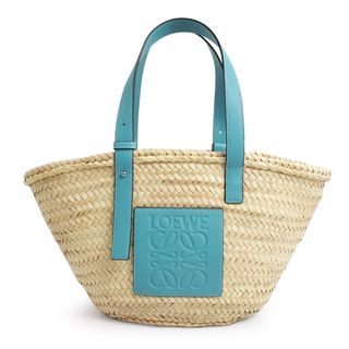 ロエベ(LOEWE)のロエベ バスケット ミディアム かご トートバッグ ヤシの葉 ラフィア パームリーフ カーフスキン レザー ライトブルー ナチュラル 青 327.02.S92 LOEWE（新品・未使用品）(トートバッグ)