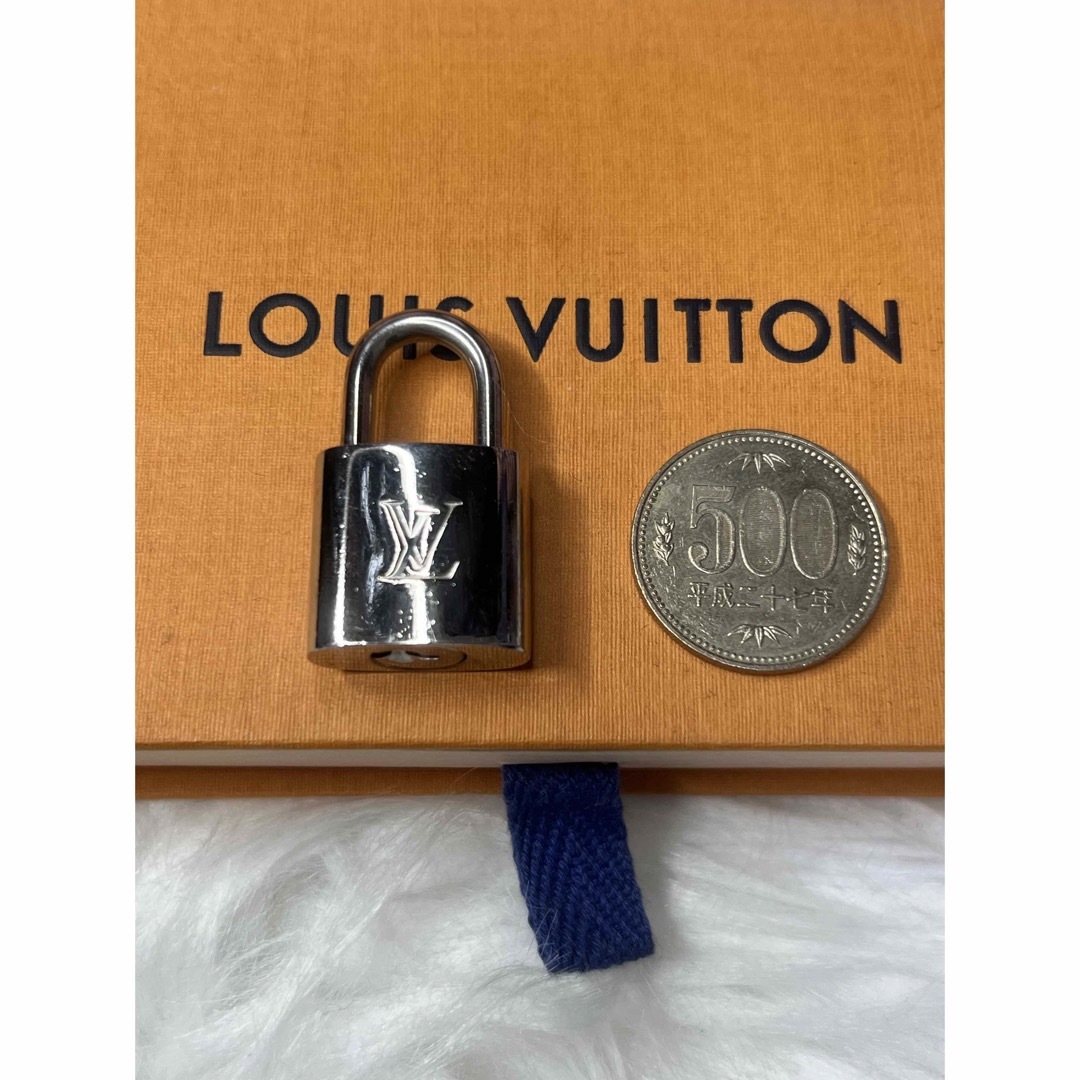 【限定】Louis Vuitton シルバー パドロック ネックレス