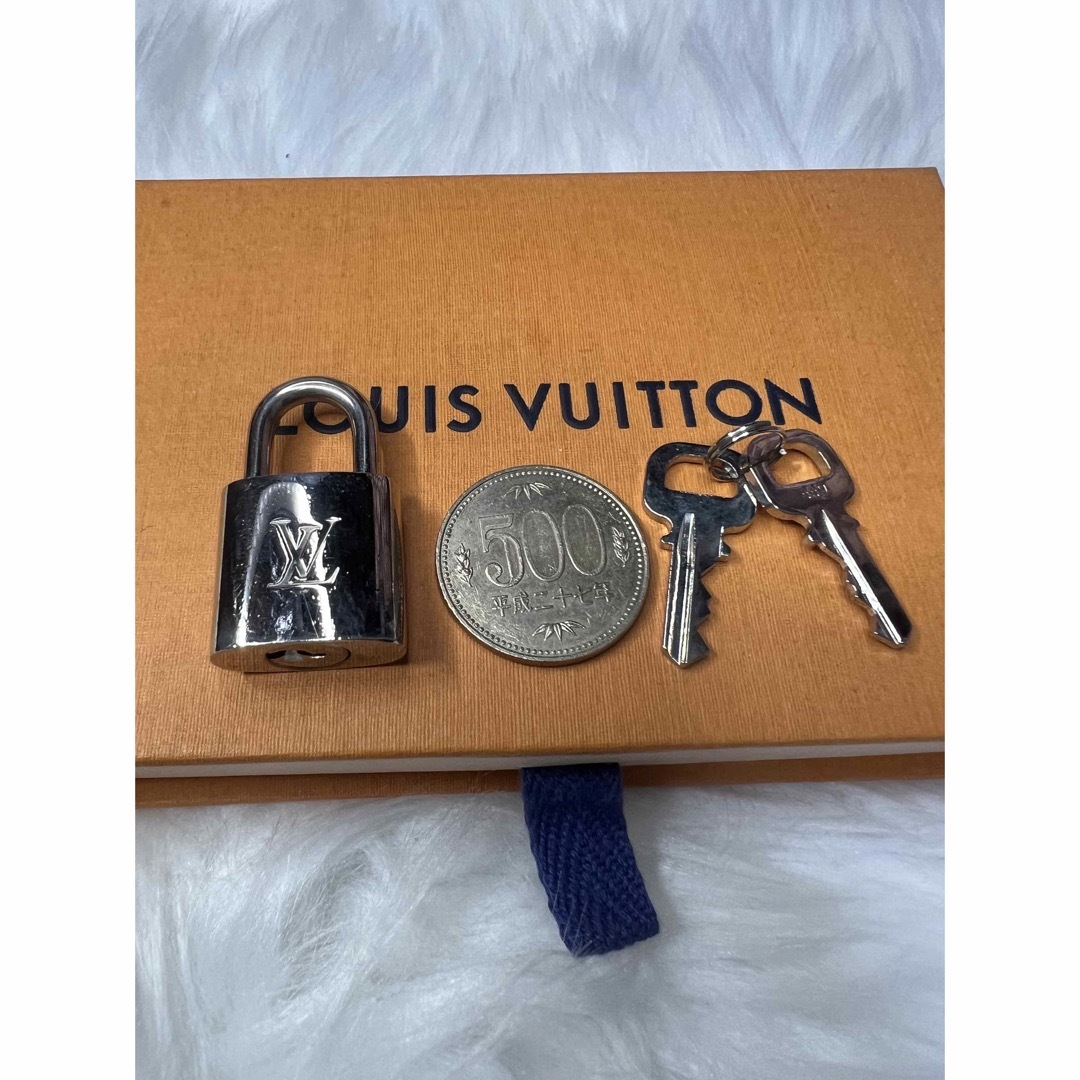 【限定】Louis Vuitton シルバー パドロック ネックレス