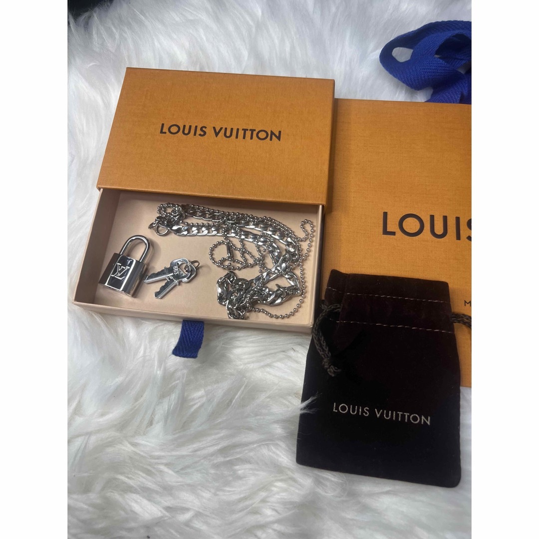 【限定】Louis Vuitton シルバー パドロック ネックレス