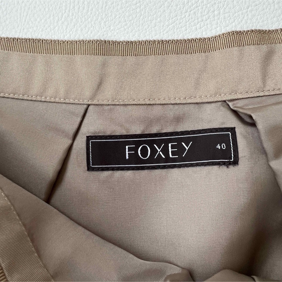 FOXEY(フォクシー)の【美品】 Foxey フォクシー　フレアスカート ベルフラワー　アッシュモカ レディースのスカート(ひざ丈スカート)の商品写真