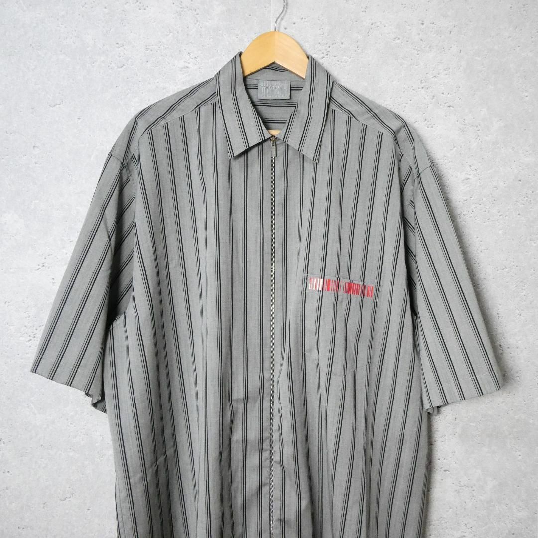 VETEMENTS - 極美品 VTMNTS ストライプ柄 シルク混 ロゴ 半袖 ジップ