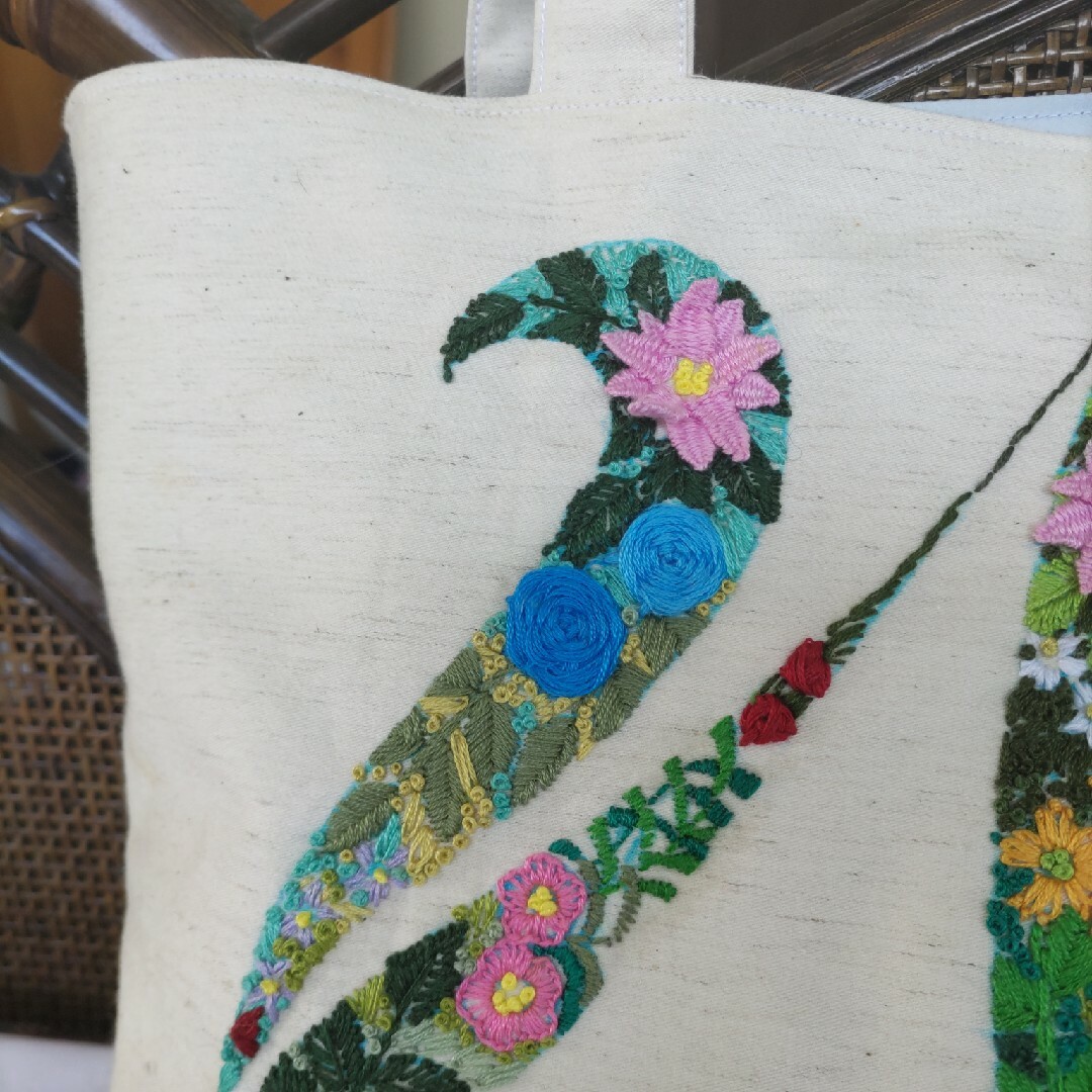 手刺繍トートバッグ　A4サイズ(横)  孔雀の住む庭　北欧風　ハンドメイド