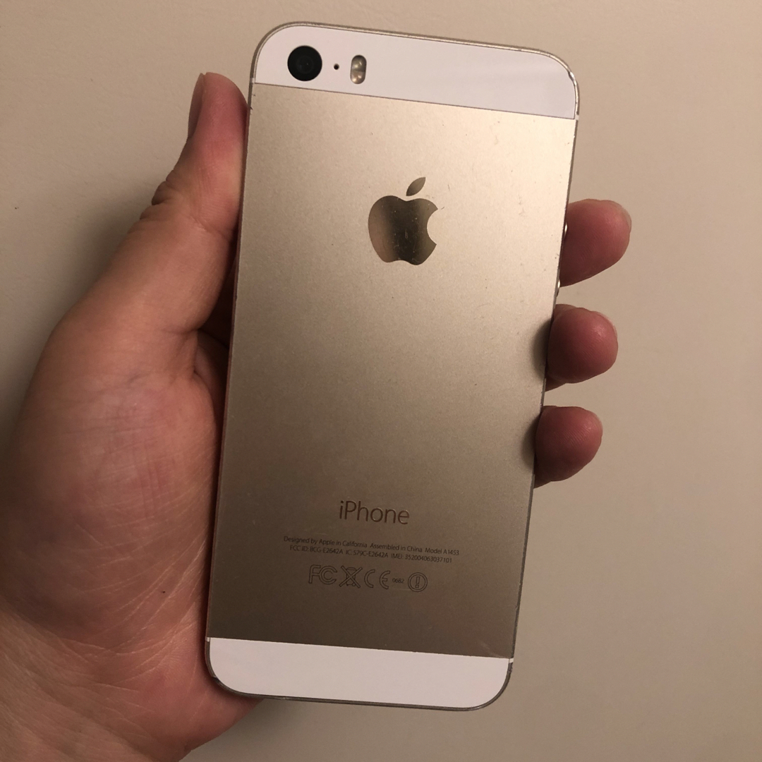 iPhone(アイフォーン)のApple Iphone5s 本体　Softbank  16G  ゴールド スマホ/家電/カメラのスマートフォン/携帯電話(スマートフォン本体)の商品写真