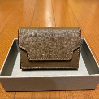 マルニ(Marni)のマルニ MARNI 財布 三つ折り ミニ財布 サフィアーノレザー ブラウン　新品(財布)