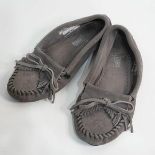 ミネトンカ(Minnetonka)のMinnetonka モカシンデッキシューズ フラット グレー22.5cm(スリッポン/モカシン)