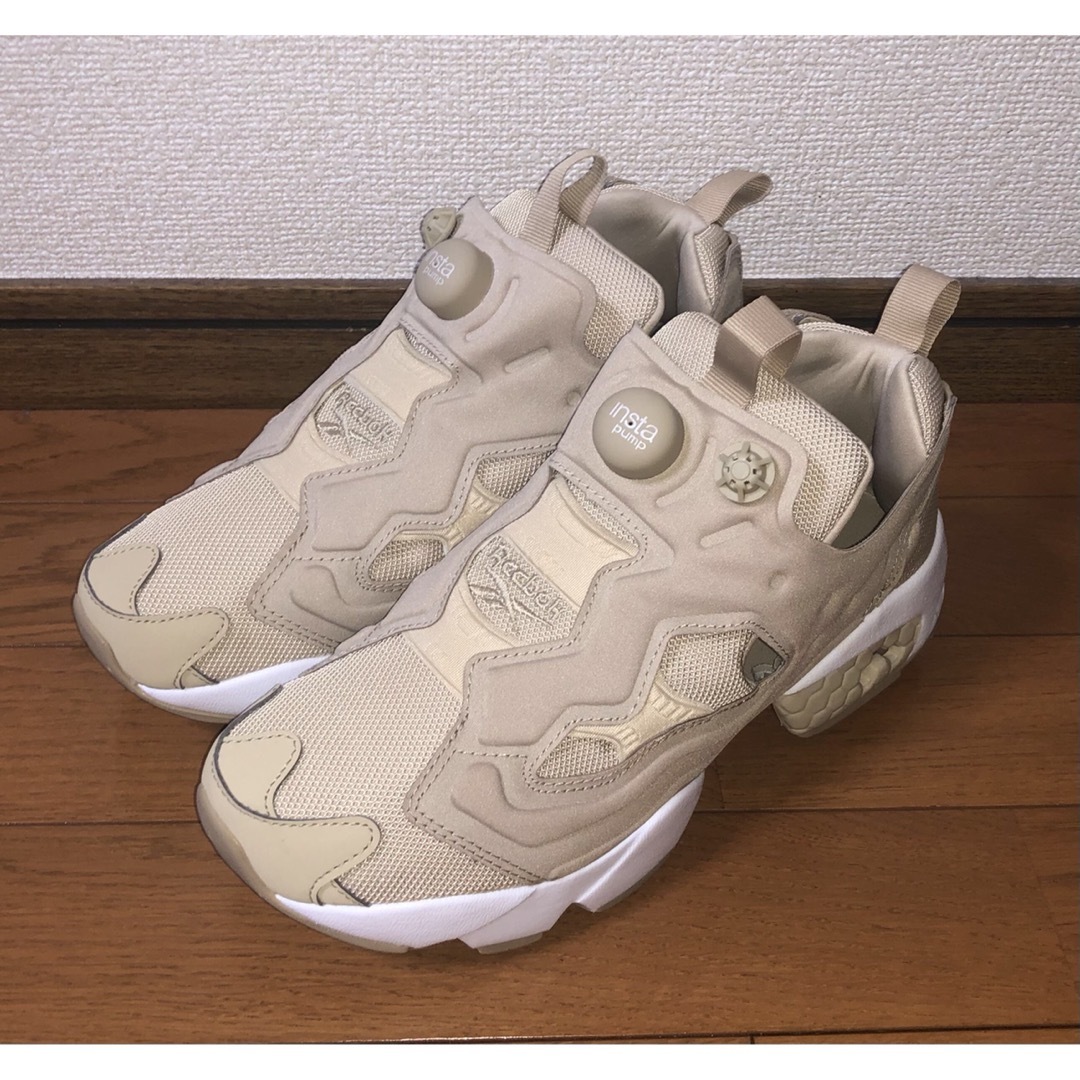 Reebok(リーボック)の25cm 美品 REEBOK INSTA PUMP FURY OG ベージュ 白 レディースの靴/シューズ(スニーカー)の商品写真