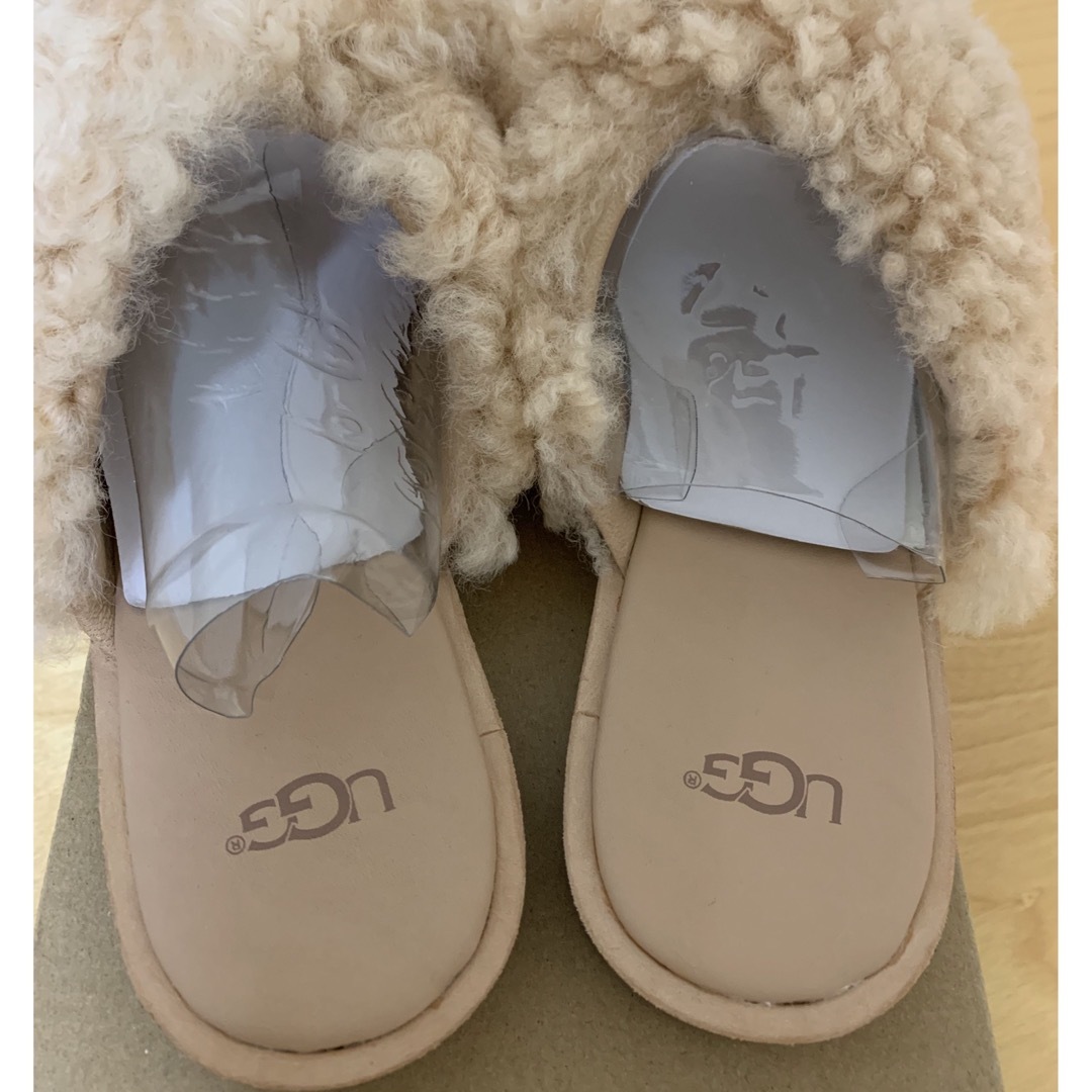 UGG AUSTRALIA(アグオーストラリア)のUGG W JONI ボアサンダル　サイズ23 新品未使用 レディースの靴/シューズ(サンダル)の商品写真