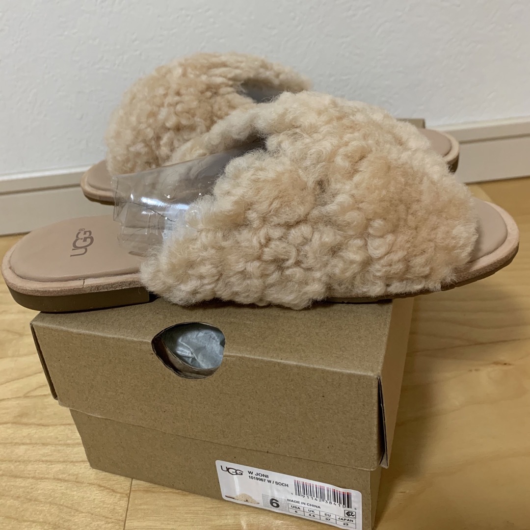 UGG AUSTRALIA(アグオーストラリア)のUGG W JONI ボアサンダル　サイズ23 新品未使用 レディースの靴/シューズ(サンダル)の商品写真