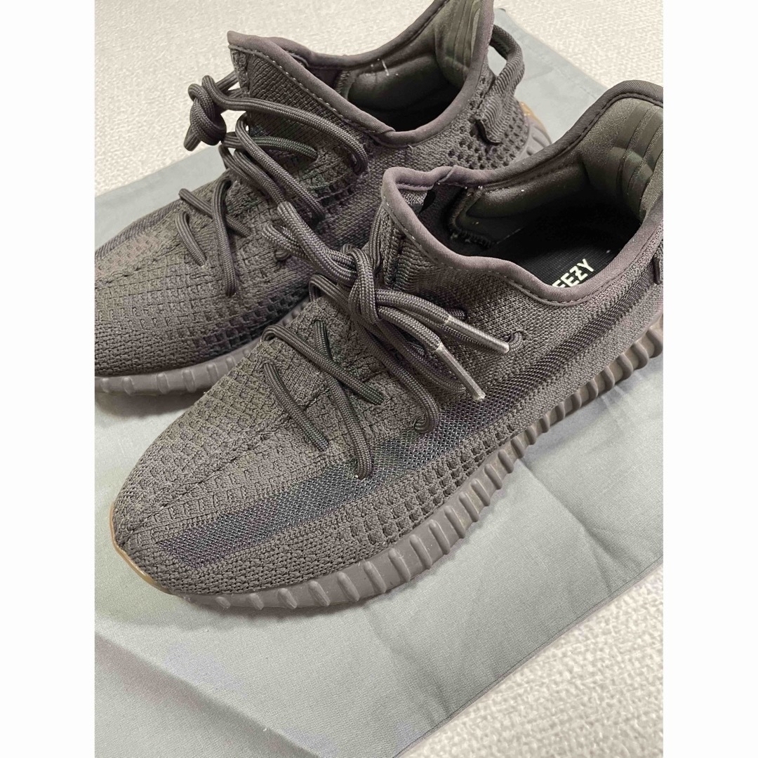 yeezy boost 350v2シンダースニーカー